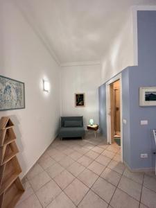 sala de estar con sofá azul y mesa en Appartamento con Aria Condizionata per 4 Persone a 1 Minuto dalla Stazione La Spezia Migliarina en La Spezia