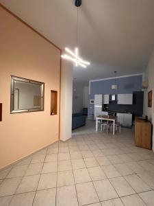 Habitación grande con cocina y comedor. en Appartamento con Aria Condizionata per 4 Persone a 1 Minuto dalla Stazione La Spezia Migliarina en La Spezia