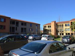 een groep auto's geparkeerd op een parkeerplaats bij Appartement Argelès-sur-Mer, 3 pièces, 4 personnes - FR-1-225-652 in Argelès-sur-Mer