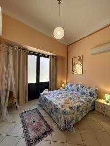 1 dormitorio con cama y ventana grande en Appartamento con Aria Condizionata per 4 Persone a 1 Minuto dalla Stazione La Spezia Migliarina en La Spezia
