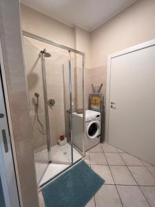 y baño con ducha y lavadora. en Appartamento con Aria Condizionata per 4 Persone a 1 Minuto dalla Stazione La Spezia Migliarina en La Spezia
