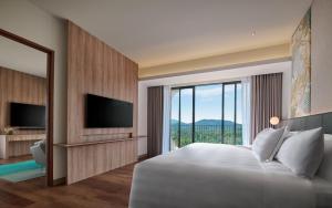 PARKROYAL Langkawi Resort的电视和/或娱乐中心