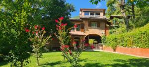 Vonkajšia záhrada v ubytovaní Borgo Canapegna - "La quercia d'oro" private pool in the heart of Le Marche