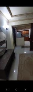 ein Wohnzimmer mit einem Sofa und einer Küche in der Unterkunft الفيصل in Port Said