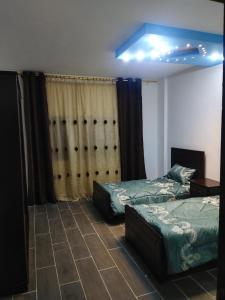 um quarto com duas camas e uma luz azul em شقة فاخرة مع مطل em Amã