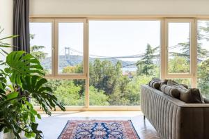 ein Wohnzimmer mit einem Sofa und einem großen Fenster in der Unterkunft Renovu Premium Flats in Bosphorus in Istanbul