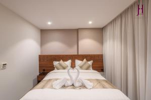 Cama ou camas em um quarto em Manazel Al Zaireen Hotel