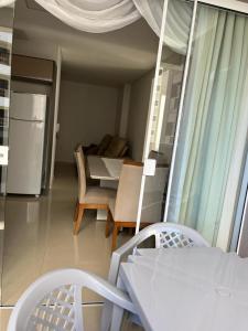 uma cozinha e sala de jantar com mesa e cadeiras em Apartamento à 400m do mar em Itapema