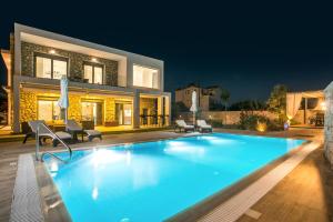 The swimming pool at or close to Kastalys Villa