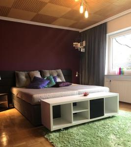 1 dormitorio con cama y mesa blanca en Woanders zu Hause 4 Sterne FeWo, en Kölbingen