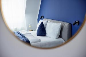 le reflet d'un lit avec des oreillers dans un miroir dans l'établissement SCHLOSSBERG RESIDENCES - XXL-Design-Apartment mit Schlossblick für bis zu 12 Personen, à Schwetzingen