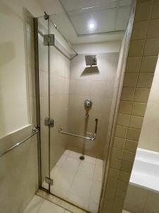 Ένα μπάνιο στο 2 Bedrooms APT in Marina tower sea view