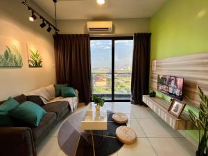 uma sala de estar com um sofá e uma mesa em RiverView 8PAX 2BR in KBtown Netflix, Wi-Fi B-3A-5 em Kota Bharu