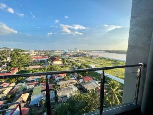 balkon z widokiem na miasto w obiekcie RiverView 8PAX 2BR in KBtown Netflix, Wi-Fi B-3A-5 w mieście Kota Bharu