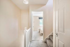a hallway with a white door leading to a bedroom at Immaculate 2 - Bedroom House in Milton Keynes in Milton Keynes