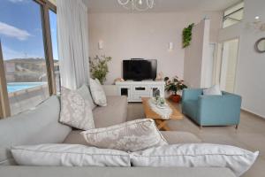 TV a/nebo společenská místnost v ubytování וילה לוזון - וילה מקסימה עם בריכה פרטית מחוממת ומקורה בכרם בן זמרה