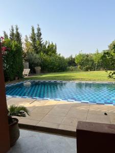 uma grande piscina num quintal com um quintal em host-house em Marrakech