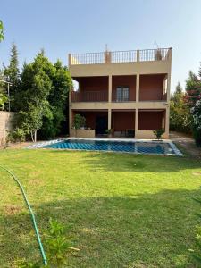 uma casa com piscina num quintal em host-house em Marrakech