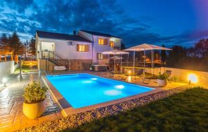 Bazén v ubytovaní New! Holiday Home Tina with pool alebo v jeho blízkosti