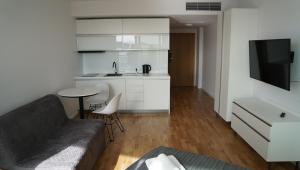 salon z kanapą i kuchnią w obiekcie Seaside Ap 650 widok na morze, parking gratis w Kołobrzegu