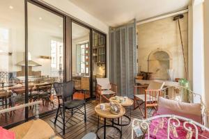 a living room with chairs and a table at Superbe Appart Marseille/Vieux Port/grande Loggia in Marseille