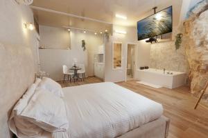 Postel nebo postele na pokoji v ubytování וילה לוזון - וילה מקסימה עם בריכה פרטית מחוממת ומקורה בכרם בן זמרה