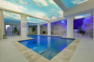 Bazén v ubytování וילה לוזון - וילה מקסימה עם בריכה פרטית מחוממת ומקורה בכרם בן זמרה nebo v jeho okolí