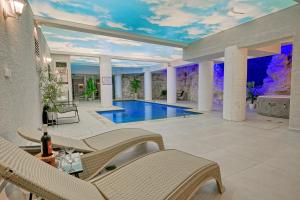 Bazén v ubytování וילה לוזון - וילה מקסימה עם בריכה פרטית מחוממת ומקורה בכרם בן זמרה nebo v jeho okolí + 38 fotografií