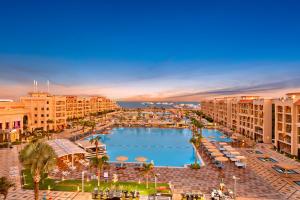 Pickalbatros White Beach Resort - Hurghada في الغردقة: اطلالة جوية على منتجع مع مسبح