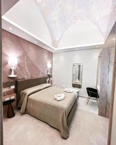 um quarto com uma cama grande e um tecto grande em Palazzo Arco Cadura & Spa em Galatina