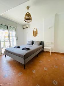 een slaapkamer met een bed in een witte kamer bij Casa Sunset Hills Benalmadena in Benalmádena