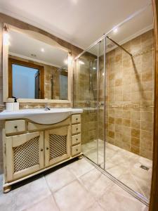een badkamer met een wastafel en een douche bij Casa Sunset Hills Benalmadena in Benalmádena