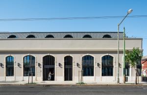 um edifício com uma mulher à porta em Lisbon Five Stars Alcântara Lofts em Lisboa