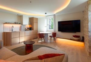 a living room with a couch and a tv and a table at La Venta de Bodegas Ostatu in Samaniego