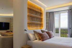 a bedroom with a bed and a large window at La Venta de Bodegas Ostatu in Samaniego