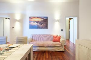 ein Wohnzimmer mit einem Sofa und einem Gemälde an der Wand in der Unterkunft Irnerio 39 by Studio Vita in Bologna