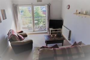 ein Wohnzimmer mit 2 Sofas und einem TV in der Unterkunft 2BR Apt in Crawley w Parking - Near Gatwick in Crawley