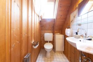La salle de bains en bois est pourvue de toilettes et d'un lavabo. dans l'établissement WS4 - Strandvogt 2 Komfort, à Dorum Neufeld
