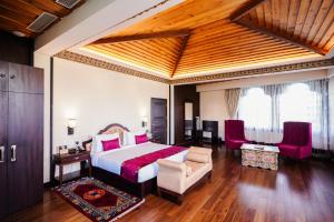 Postel nebo postele na pokoji v ubytování Denzong Regency- Luxury Mountain Retreat Spa & Casino