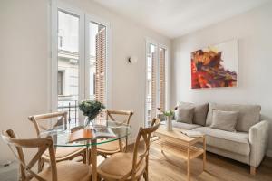 sala de estar con mesa de cristal y sofá en Room Canalejas, en Madrid