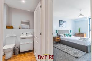 y baño con cama, lavabo y aseo. en 1 Bedroom Apartments in Digbeth, en Birmingham 21 fotos más