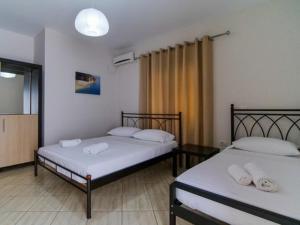 pokój z 2 łóżkami w pokoju w obiekcie Vironas Hotel w mieście Himara