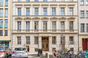 un gran edificio con coches estacionados frente a él en Sleek Design in Trendy Mitte en Berlín