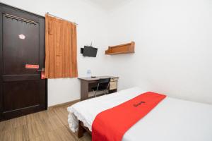 Posteľ alebo postele v izbe v ubytovaní RedDoorz At Nginden Surabaya