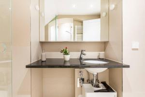 Kylpyhuone majoituspaikassa Sleek Design in Trendy Mitte