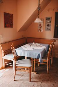 a dining room with a table and chairs at Kultur Weingut Kästenburg in Ratsch an der Weinstraße