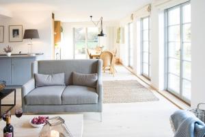 ein Wohnzimmer mit einem Sofa und einem Tisch in der Unterkunft Sommerby in Brodersby