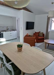 uma mesa de jantar com cadeiras e uma sala de estar em Victoire Opale 202 climatisé hôtel de ville em Saint-Dizier