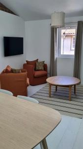 a living room with a couch and a table at Victoire Opale 202 climatisé hôtel de ville in Saint-Dizier