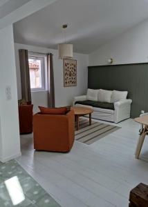 uma sala de estar com um sofá e uma cama em Victoire Opale 202 climatisé hôtel de ville em Saint-Dizier